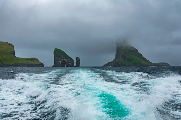 Ворота Дрангарніра і Тіндхольмур з човна (Фарерські острови). — стокове фото