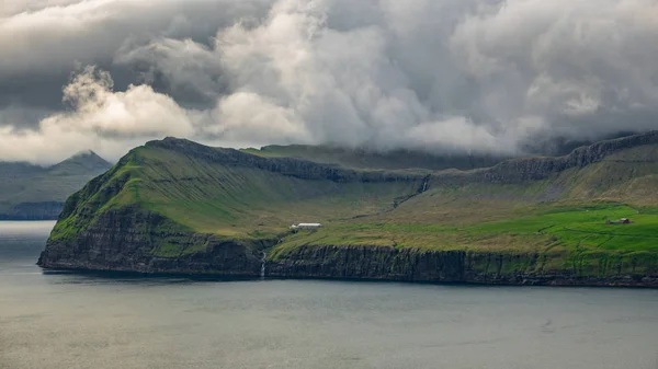 Fırtınalı hava ile tipik Faroe adaları kıyıları — Stok fotoğraf