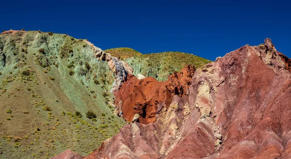 Colores de arena roja y verde bajo cielo azul — Foto de Stock