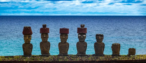 Ahu Nau Nau and the ocean in Rapa Nui — Stock Photo, Image