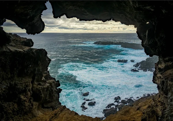 Buraco para o oceano pacífico, vista do interior da caverna de lava — Fotografia de Stock