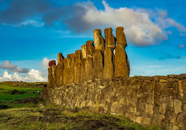 Achterprofiel van Ahu Tongariki moai platform — Stockfoto
