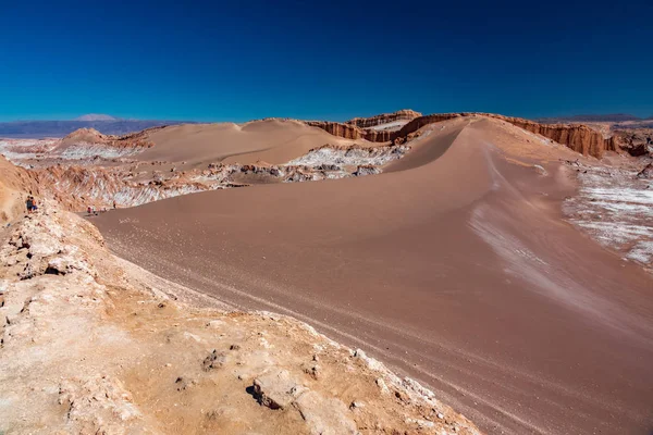 Duży widok wydmy w Atacama pod błękitnym niebem — Zdjęcie stockowe