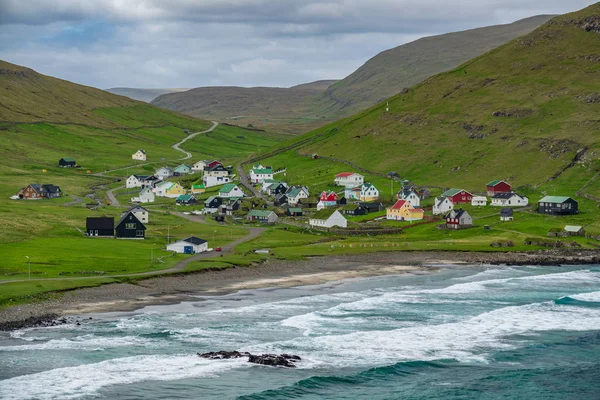 Typisch dorp op de Faeröer nabij de oceaan — Stockfoto
