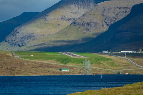 Dalekie ujęcie lotniska i jeziora Wysp Owczych — Zdjęcie stockowe
