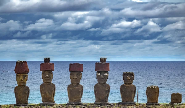 Ahu Nau Nau moai platform in Rapa Nui — Stock Photo, Image