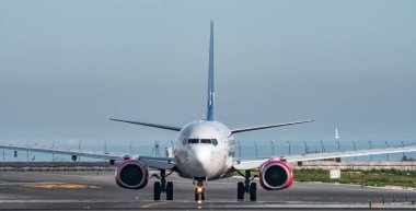 Metin alanı olan jet uçağının ön görüntüsü