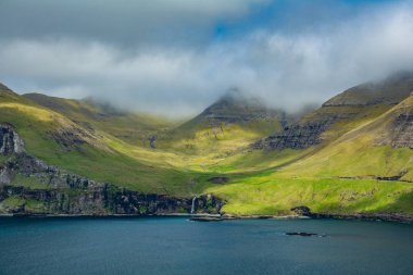 Tipik Faroe adaları şelaleli kıyı şeridi