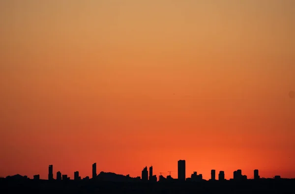 阿利坎特的Benidorm市天际线上空的夕阳西下， — 图库照片