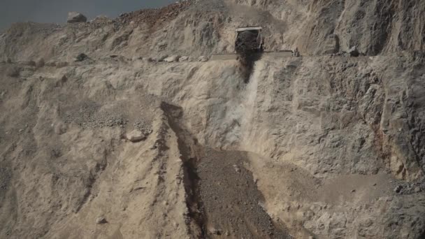 Kipper schleudert Steine in Zeitlupe von Mine zu Deponie — Stockvideo