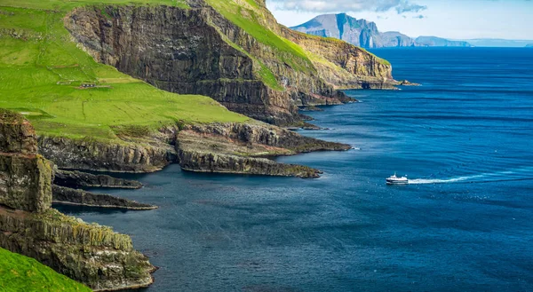 Łódź przypływająca na wyspę Mykines na Wyspach Owczych — Zdjęcie stockowe
