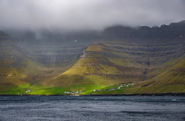 Kunoy, Ilhas Faroé aldeia com litoral extremo — Fotografia de Stock