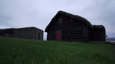 Geleneksel ahşap evin üzerinde kayan kamera