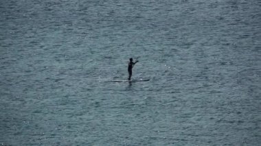 Okyanusun ortasında tanınmayan bir adam.