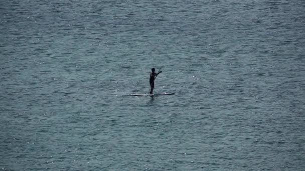 Αγνώριστος άνθρωπος στη μέση του ωκεανού. — Αρχείο Βίντεο