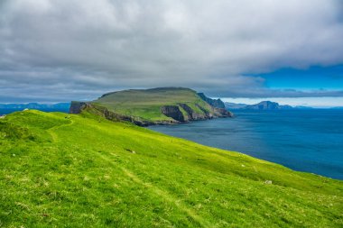 Faroe Adalarındaki Mykines adası ve okyanusu