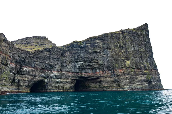 Brant kustlinje med vertikal klippa och grottor — Stockfoto