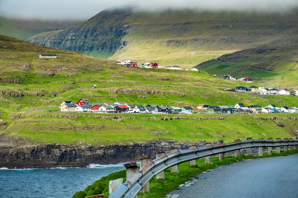 Färöarna typisk by nära havet med väg — Stockfoto