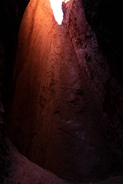 Under the well, looking into the light — Stock Photo, Image