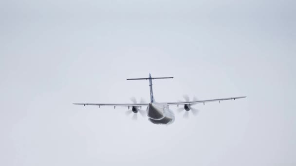 Rückansicht eines Propellerflugzeugs gegen sauberen Himmel — Stockvideo