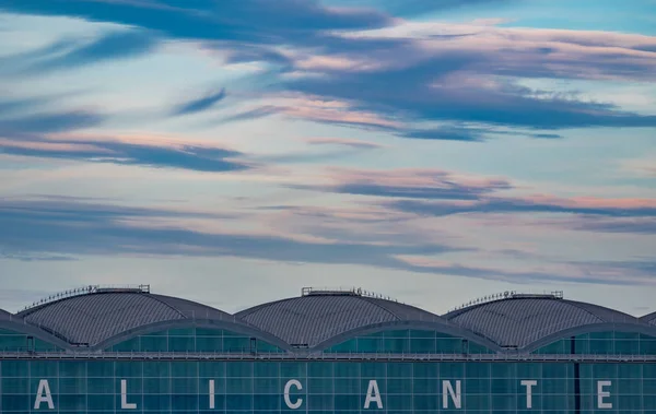 Terminal dell'aeroporto di Alicante al tramonto con cielo nuvoloso — Foto Stock