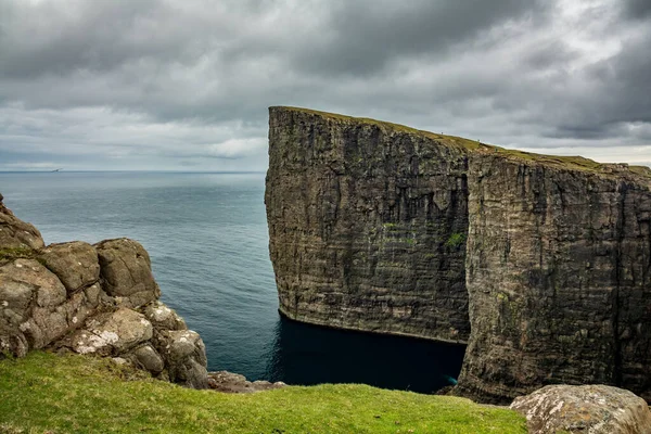 Sorvagsvatn göl kayalıkları okyanusun üzerinde bulutların altında, Faroe Adaları — Stok fotoğraf