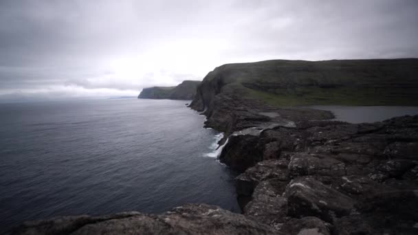 Cascata Bosdalafossur e macchina fotografica scorrevole della linea costiera nelle Isole Faroe — Video Stock