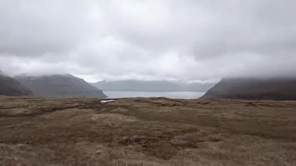 Letecká kamera na fjord Faerských ostrovů — Stock video