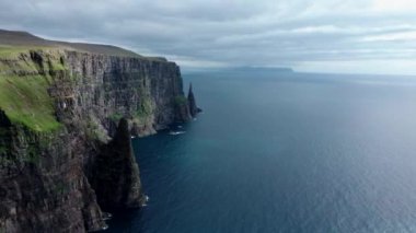 Faroe Adaları 'ndaki dik kıyı şeridi boyunca kayan kamera.