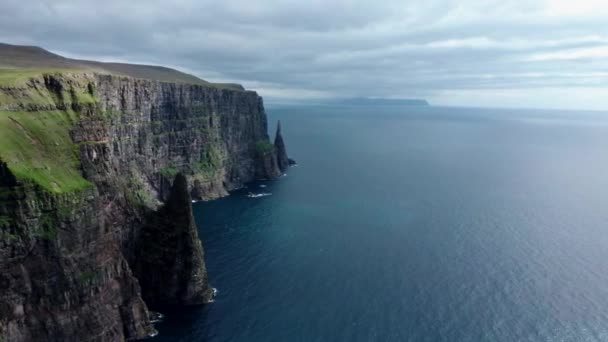 Telecamera scorrevole lungo la ripida costa delle Isole Faroe — Video Stock