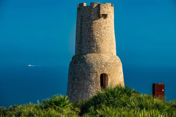 Denia 'daki Gerro kulesinde arka planda feribot var. — Stok fotoğraf