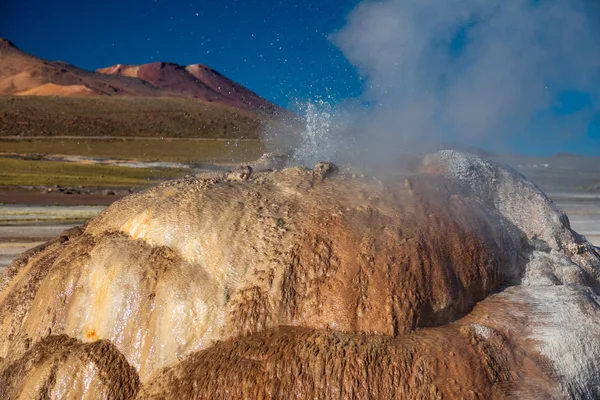 Aktív Geyser halom részletes kilátás El Tatio, Atacama — Stock Fotó