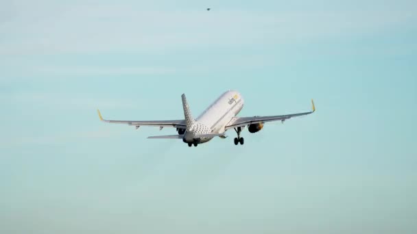 Kampfflugzeug startet mit Tui-Flugzeug im Hintergrund — Stockvideo