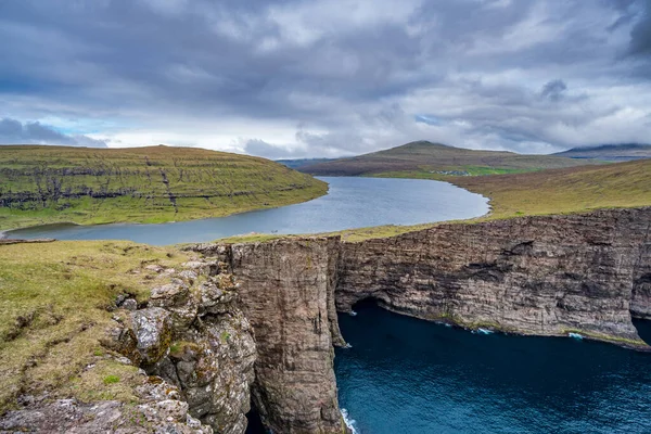 Faroe Adaları 'ndaki okyanus üzerindeki Sorvagsvatn göl kayalıkları — Stok fotoğraf