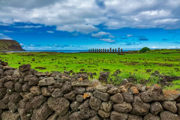 Ahu Tongariki moai platform uitzicht van buiten — Stockfoto