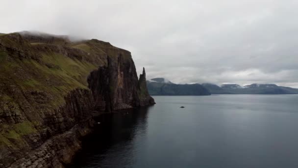 Cámara deslizante en Trollkonufingur, Witchs Finger en las Islas Feroe — Vídeo de stock