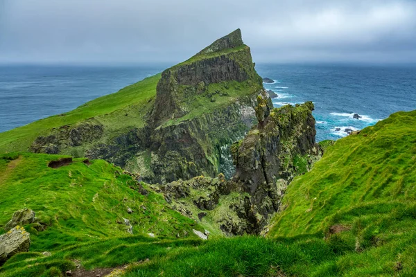 Mykines island cliffs under misty cloudy day — Stock fotografie