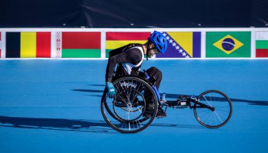 Tekerlekli sandalyedeki kimliği belirsiz adam Maraton 'a katılıyor