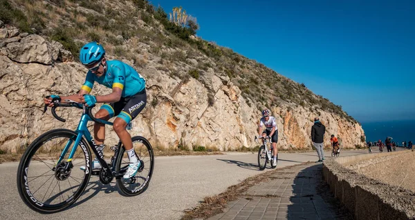 Rodrigo Contreras liderando a su grupo ascendiendo a la montaña —  Fotos de Stock