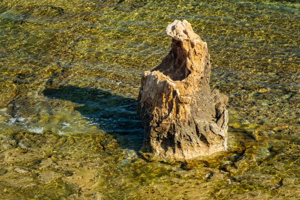 Boca de abertura de rocha fora da água — Fotografia de Stock