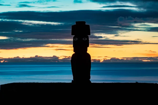 Pôr do sol sobre a Ilha de Páscoa com silhueta Moai e água de seda — Fotografia de Stock