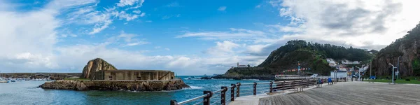 Cudillero fishing village marina and promenade, panorama — Stockfoto