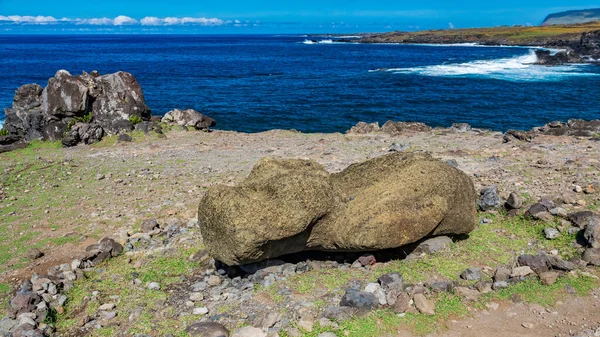 Estátua de Moai deitada no chão perto do oceano — Fotografia de Stock