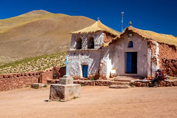 Słomiany kościół na dachu w wiosce Machuca niedaleko San Pedro de Atacama — Zdjęcie stockowe