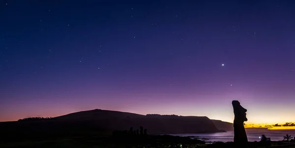 Night over Ahu Tongariki moai platform in Easter Island — Stock Photo, Image