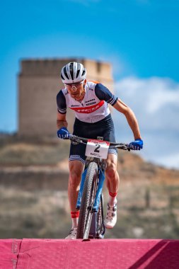 Stéphane Tempier Mtb şampiyonasında köprüden yükseliyor.