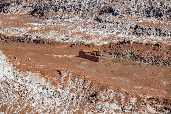 Top view of antique adobe house in the middle of the desert — Stock Photo, Image