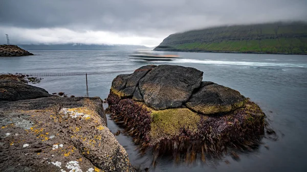 Rinkusteinar skała długa ekspozycja na wyspach faroe — Zdjęcie stockowe