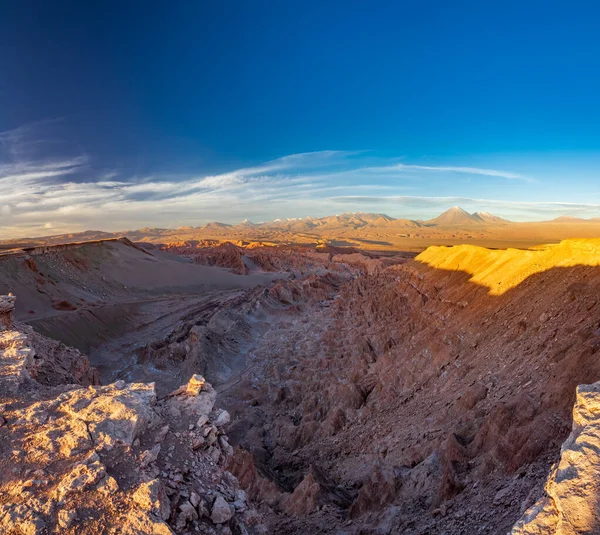 Formaciones del valle de Marte y volcán Licancabur al atardecer — Foto de Stock