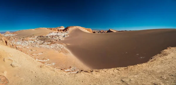 Ευρύ πανόραμα τεράστιου αμμόλοφου στην κοιλάδα του φεγγαριού — Φωτογραφία Αρχείου